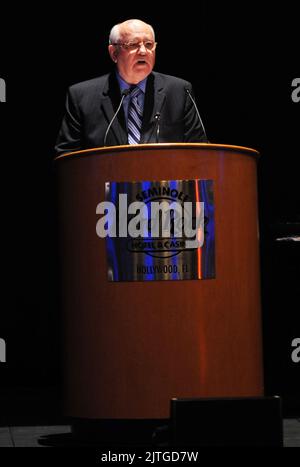 **DATEI FOTO** Michail Gorbatschow ist verstorben. Der ehemalige Führer der Sowjetunion Mikhail Gorbatschow Rede bei Hard Rock Live im Seminole Hard Rock Hotel & Casino am 16. April 2008 in Hollywood FL. Kredit: mpi04/MediaPunch Stockfoto