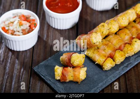Cassava-Spieße, eingewickelt in Speck, Cassava-Medaillon Stockfoto