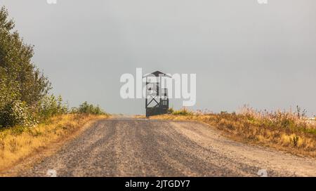 Vogelbeobachtungsturm im Park. Jagd oder Vogelbeobachtung Turm an einem Sommertag Stockfoto