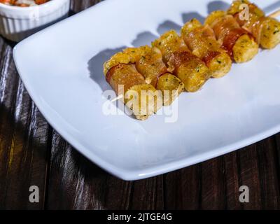Cassava-Spieße, eingewickelt in Speck, Cassava-Medaillon Stockfoto