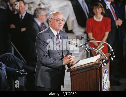 **DATEI FOTO** Michail Gorbatschow ist verstorben. Der ehemalige Präsident der Sowjetunion Michail Gorbatschow macht am 14. Mai 1992 in der Statuarhalle des US-Kapitols in Washington, DC, Bemerkungen. Kredit: Ron Sachs/CNP /MediaPunch Stockfoto