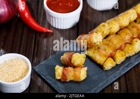 Cassava-Spieße, eingewickelt in Speck, Cassava-Medaillon Stockfoto