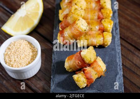 Cassava-Spieße, eingewickelt in Speck, Cassava-Medaillon Stockfoto