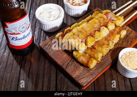 Cassava-Spieße, eingewickelt in Speck, Cassava-Medaillon Stockfoto