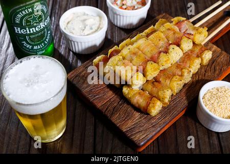 Cassava-Spieße, eingewickelt in Speck, Cassava-Medaillon Stockfoto