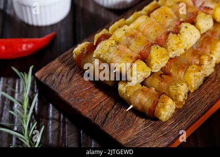 Cassava-Spieße, eingewickelt in Speck, Cassava-Medaillon Stockfoto