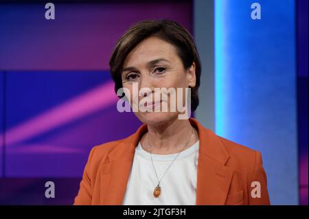 Köln, Deutschland. 30. August 2022. Die Moderatorin Sandra Maischberger steht im Studio der ARD-Talkshow 'Maischberger'. Quelle: Henning Kaiser/dpa/Alamy Live News Stockfoto