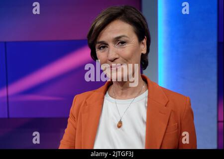 Köln, Deutschland. 30. August 2022. Die Moderatorin Sandra Maischberger steht im Studio der ARD-Talkshow 'Maischberger'. Quelle: Henning Kaiser/dpa/Alamy Live News Stockfoto