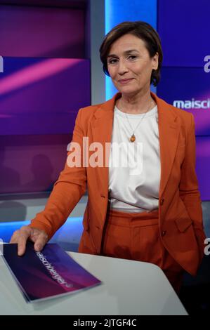 Köln, Deutschland. 30. August 2022. Die Moderatorin Sandra Maischberger steht im Studio der ARD-Talkshow 'Maischberger'. Quelle: Henning Kaiser/dpa/Alamy Live News Stockfoto