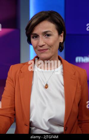 Köln, Deutschland. 30. August 2022. Die Moderatorin Sandra Maischberger steht im Studio der ARD-Talkshow 'Maischberger'. Quelle: Henning Kaiser/dpa/Alamy Live News Stockfoto