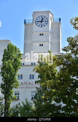 Fassade des berühmten Amalienbades in Favoriten, Wien, Österreich Stockfoto