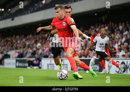 London, Großbritannien. 30. August 2022. Solly March von Brighton Albion und Joao Palhinha von Fulham während des Premier League-Spiels zwischen Fulham und Brighton und Hove Albion im Craven Cottage, London, England am 30. August 2022. Foto von Pedro Soares. Nur zur redaktionellen Verwendung, Lizenz für kommerzielle Nutzung erforderlich. Keine Verwendung bei Wetten, Spielen oder Veröffentlichungen einzelner Clubs/Vereine/Spieler. Kredit: UK Sports Pics Ltd/Alamy Live Nachrichten Stockfoto