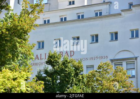 Fassade des berühmten Amalienbades in Favoriten, Wien, Österreich Stockfoto