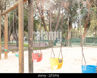 Bunte Schaukeln in einem Park, keine Kinder Stockfoto
