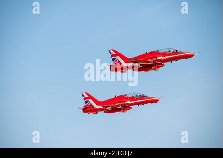 HAWARDEN, Großbritannien, 27.. AUGUST 2022: Red Arrows starten vom Flughafen Hawarden Stockfoto
