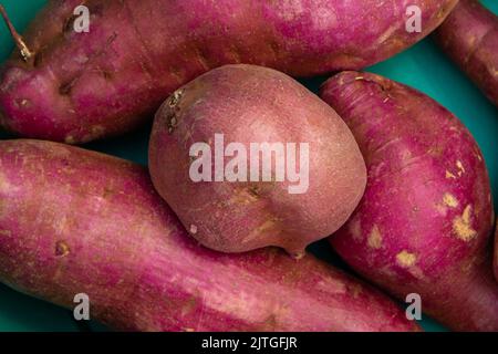 Goiânia, Goias, Brasilien – 30. August 2022: Einige Süßkartoffeln in einer grünen Schüssel. Stockfoto