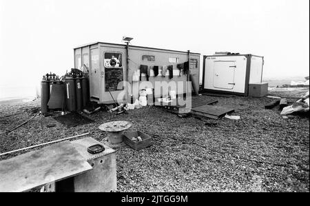 AJAXNETPHOTO. AUGUST 1984. BULVERHYTHE BAY, NR HASTINGS, ENGLAND. - AMSTERDAM WRACK - TAUCHER, DIE IN DER NÄHE DER WRECKSITE ARBEITEN, HABEN DIE HÖLZER DES HANDELSSCHIFFES DUTCH EAST INDIA CO. AUS DEM 18. JAHRHUNDERT INSPIZIERT. DAS SCHIFF WURDE AM 26. JANUAR 1749 IN EINEM KANALSTURM ZERSTÖRT UND 1969 WIEDERENTDECKT. ? FOTO: JONATHAN EASTLAND/AJAX. ? REF:340 220105 20 Stockfoto