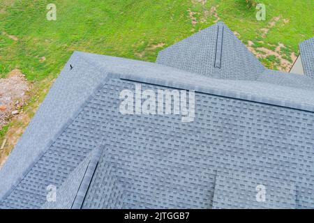 Dachkonstruktion Hausdächer mit Asphalt Schindeln bedeckt Stockfoto
