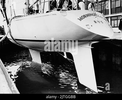 AJAXNETPHOTO. 10TH MAI,1975. GOSPORT, ENGLAND. - FIN UND SKEG - RT.HON. EDWARD HEATH M.P'S. NEW OCEAN RACING YACHT MORNING CLOUD IV, ENTWORFEN VON ROD STEPHENS VON SPARKMAN & STEPHENS, WIRD NACH DER OFFIZIELLEN NAMENSGEBUNG VON FRAU MARY HEATH AUF DEM CAMPER & NICHOLSON YACHT YARD INS WASSER GELASSEN. FOTO: JONATHAN EASTLAND/AJAX REF:340 220105 16 Stockfoto