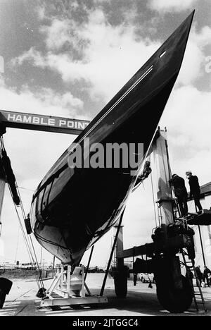 AJAXNETPHOTO. 3RD. APRIL 1983. HAMBLE POINT, ENGLAND. - AMERICA'S CUP CHALLENGER - VICTORY '83 (GBR), EINE VON IAN HOWLETT ENTWORFENE RENNYACHT AUS DEM JAHR 12METER UND DER VON FAIREY-ALLDAY FÜR PETER DE SAVARY GEBAUTE AMERICA'S CUP CHALLENGER, DIE VOR DER MARKTEINFÜHRUNG STEHEN. (GBR) FOTO: JONATHAN EASTLAND / AJAX REF:340 220105 32 Stockfoto