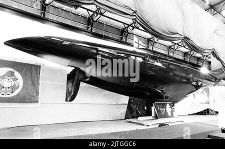 AJAXNETPHOTO. 30H. MÄRZ 1983. HAMBLE POINT, ENGLAND. - AMERICA'S CUP CHALLENGER - VICTORY '83 (GBR), EINE VON IAN HOWLETT ENTWORFENE RENNYACHT 12METER UND DER AMERICA'S CUP CHALLENGER, GEBAUT VON FAIREY-ALLDAY FÜR PETER DE SAVARY, DER OFFIZIELL VON HRH PRINZESSIN MICHAEL VON KENT BENANNT WIRD. (GBR) FOTO: JONATHAN EASTLAND / AJAX REF:340 222904 11 Stockfoto