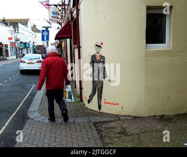 AJAXNETPHOTO. 2019. WORTHING, ENGLAND. - STREET ART - BILD VON EINEM BUNTEN LOKALEN CHARAKTER AN DER WAND DES ÖFFENTLICHEN HAUSES ROSE UND KRONE VON HORACEART GEMALT. DAS ÖFFENTLICHE HAUS VON ROSE AND CROWN WURDE SEITDEM EINER KOMPLETTEN GRAUEN AUSSENLACKIERUNG UNTERZOGEN, DIE DIESES KUNSTWERK AUSLÖSCHT.FOTO:JONATHAN EASTLAND/AJAX REF:GR191603 8982 Stockfoto