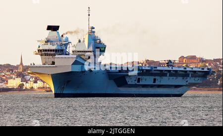 AJAXNETPHOTO. 30TH. AUGUST 2022. STOKES BAY, ENGLAND. - TRÄGERPROBLEM - HMS PRINCE OF WALES, EINE VON ZWEI DER GRÖSSTEN WASHIPS (65.000 TONNEN) DER ROYAL NAVY, DIE HEUTE FRÜH IM RYDE-MITTELGRUND VERANKERT WURDEN. KRIEGSSCHIFF WAR BERICHTEN ZUFOLGE AUF DER DURCHREISE NACH USA, UM AN EINER GEMEINSAMEN ÜBUNG MIT USN TEILZUNEHMEN, ALS ES EIN PROBLEM MIT DER TREIBWELLE IM MITTLEREN KANAL ERLEBTE. FOTO: STEVE FOULKES/AJAX REF:DSF223008 0630 Stockfoto