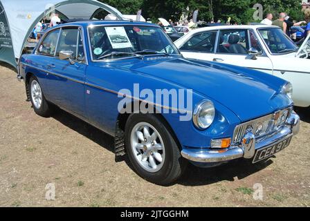 Ein 1970-MGB-GT-Parkplatz steht auf der englischen Riviera-Oldtimer-Messe in Paignton, Devon, England, Großbritannien. Stockfoto
