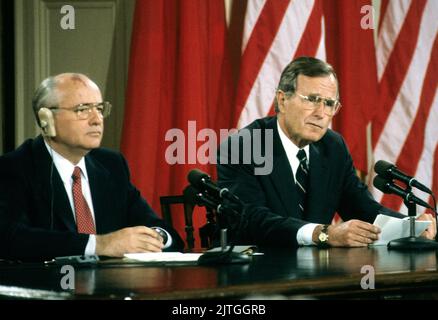 US-Präsident George H.W. Bush, rechts, und Präsident Michail Gorbatschow von der Union der Sozialistischen Sowjetrepubliken, links, halten am Sonntag, dem 3. Juni 1990, im Ostsaal des Weißen Hauses in Washington, DC, eine gemeinsame Pressekonferenz zum Abschluss ihres Gipfels ab. Kredit: Ron Sachs/CNP/Sipa USA Gutschrift: SIPA USA/Alamy Live Nachrichten Stockfoto