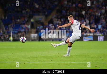 Cardiff City Stadium, Cardiff, Großbritannien. 30. August 2022. Championship Football, Cardiff City gegen Luton; James Bree von Luton Town schießt beim Tor Credit: Action Plus Sports/Alamy Live News Stockfoto