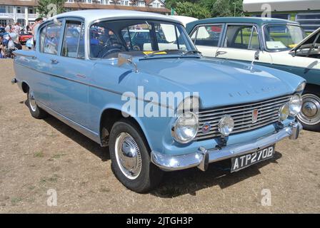 Ein Hillman Super Minx aus dem Jahr 1964 parkte auf der englischen Riviera Oldtimer-Messe in Paignton, Devon, England, Großbritannien. Stockfoto