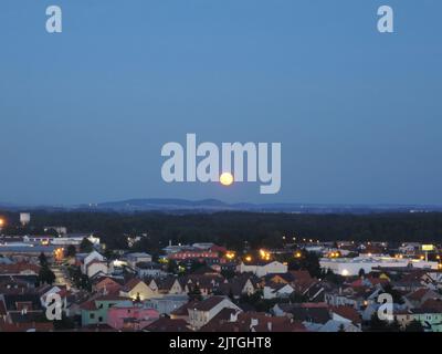 Nächtliche Panoramasicht auf die alte europäische Industriestadt bei Vollmond, lange ausstrahlende Straßen, Nymburk City Stockfoto