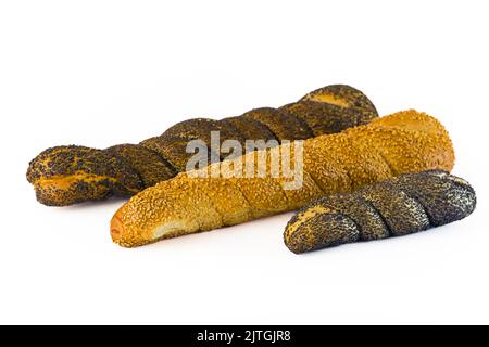 Isolierte Studioaufnahme von drei geflochtenen Stäbchen in drei Größen - zwei mit Mohn und einer mit geröstetem Sesam. Weißer Hintergrund. Hochwertige Fotos Stockfoto