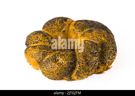 Rundes Weißweizenbrot mit Mohnbesamung. Isoliert auf weißem Hintergrund. Traditionelle Backwaren. Hochwertige Fotos Stockfoto