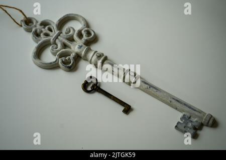 Eine Nahaufnahme eines Schlüsselpaares auf einem weißen Tisch Stockfoto