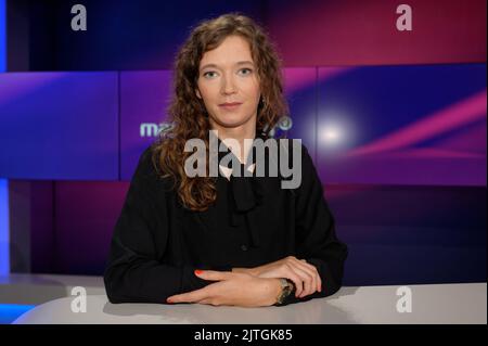 Köln, Deutschland. 30. August 2022. Die Autorin Anna Mayr steht im Studio der ARD-Talkshow 'Maischberger'. Quelle: Henning Kaiser/dpa/Alamy Live News Stockfoto