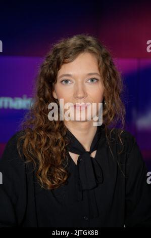 Köln, Deutschland. 30. August 2022. Die Autorin Anna Mayr steht im Studio der ARD-Talkshow 'Maischberger'. Quelle: Henning Kaiser/dpa/Alamy Live News Stockfoto