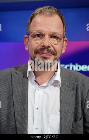 Köln, Deutschland. 30. August 2022. Hajo Seppelt, ARD-Sportjournalist, steht im Studio der ARD-Talkshow 'Maischberger'. Quelle: Henning Kaiser/dpa/Alamy Live News Stockfoto