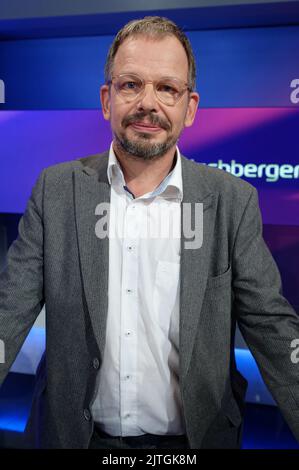 Köln, Deutschland. 30. August 2022. Hajo Seppelt, ARD-Sportjournalist, steht im Studio der ARD-Talkshow 'Maischberger'. Quelle: Henning Kaiser/dpa/Alamy Live News Stockfoto