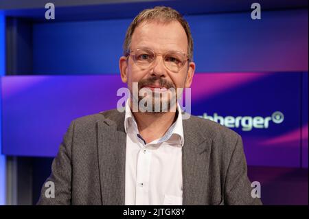 Köln, Deutschland. 30. August 2022. Hajo Seppelt, ARD-Sportjournalist, steht im Studio der ARD-Talkshow 'Maischberger'. Quelle: Henning Kaiser/dpa/Alamy Live News Stockfoto