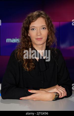 Köln, Deutschland. 30. August 2022. Die Autorin Anna Mayr steht im Studio der ARD-Talkshow 'Maischberger'. Quelle: Henning Kaiser/dpa/Alamy Live News Stockfoto