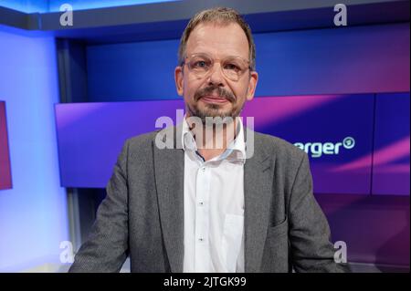 Köln, Deutschland. 30. August 2022. Hajo Seppelt, ARD-Sportjournalist, steht im Studio der ARD-Talkshow 'Maischberger'. Quelle: Henning Kaiser/dpa/Alamy Live News Stockfoto