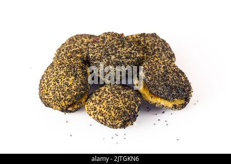 Süße kleine Donuts oder Kekse gefüllt mit Erdbeermarmelade und mit Mohn bedeckt. Isoliert auf weißem Hintergrund. Hochwertige Fotos Stockfoto