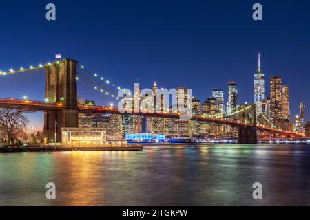 Brooklyn Bridge bei Nacht Brooklyn, Manhattan, New York City, Nordamerika, USA Stockfoto