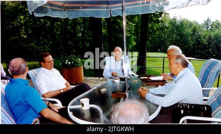 Camp David, Maryland - 2. Juni 1990 -- US-Präsident George H.W. Bush trifft sich am 2. Juni 1990 in der Aspen Lodge, Camp David, Maryland, mit dem Präsidenten der Sowjetunion, Michail Gorbatschow, und den wichtigsten außenpolitischen Beratern. Von links: US-Außenminister James A. Baker III, Präsident Bush, nationaler Sicherheitsberater der Vereinigten Staaten Brent Scowcroft, Außenminister Eduard Shevardnaze der Union der Sozialistischen Sowjetrepubliken und Präsident Gorbatschow.Quelle: Weißes Haus über CNP Stockfoto