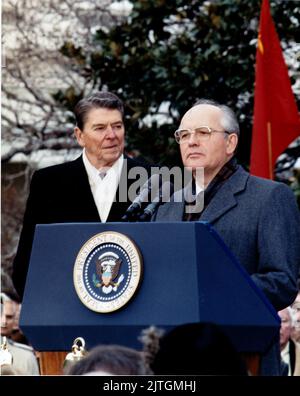 Der Präsident der Vereinigten Staaten, Ronald Reagan, links, sieht sich als Generalsekretär der Kommunistischen Partei der Sowjetunion, Mikhail Sergejewitsch Gorbatschow, rechts, während der Zeremonie zur Ankunft des Staates auf dem South Lawn des Weißen Hauses in Washington, DC, am Dienstag, dem 8. Dezember 1987 an. Jerome Howard - DoD über CNP Stockfoto