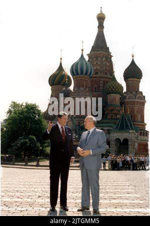 US-Präsident Ronald Reagan und Generalsekretär Michail Gorbatschow von der Union der Sozialistischen Sowjetrepubliken (UdSSR) vor der Basilius-Kathedrale auf dem Roten Platz, Moskau, während des Moskauer Gipfels am Dienstag, dem 31. Mai 1988 Stockfoto