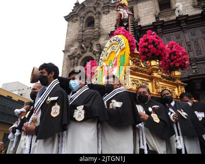 Lima, 30/08/2022, Anhänger, die das Bild der Santa Rosa de Lima auf ihren Schultern tragen, als sie an der Prozession auf dem Hauptplatz von Lima wie jedes Jahr am 30.. august teilnahmen. Die heilige Rose von Lima ist die Patronin der amerikanischen und der nationalen Polizei Perus. Stockfoto