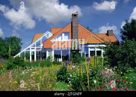 Modernes Einfamilienhaus mit Wintergarten, Deutschland, Niedersachsen Stockfoto