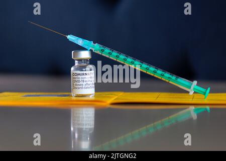 Spritze mit Impfstoff von BioNTech Pfizer gegen Covid Stockfoto